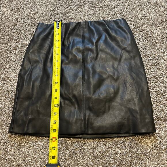 HOLLISTER Women's Faux Leather Mini Skirt Size XS In Black - Picture 5 of 8
